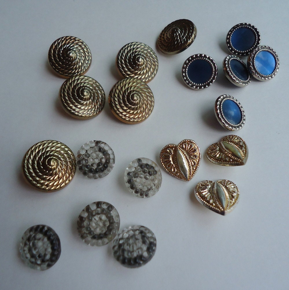 19 Assorted Vintage Plastic Buttons