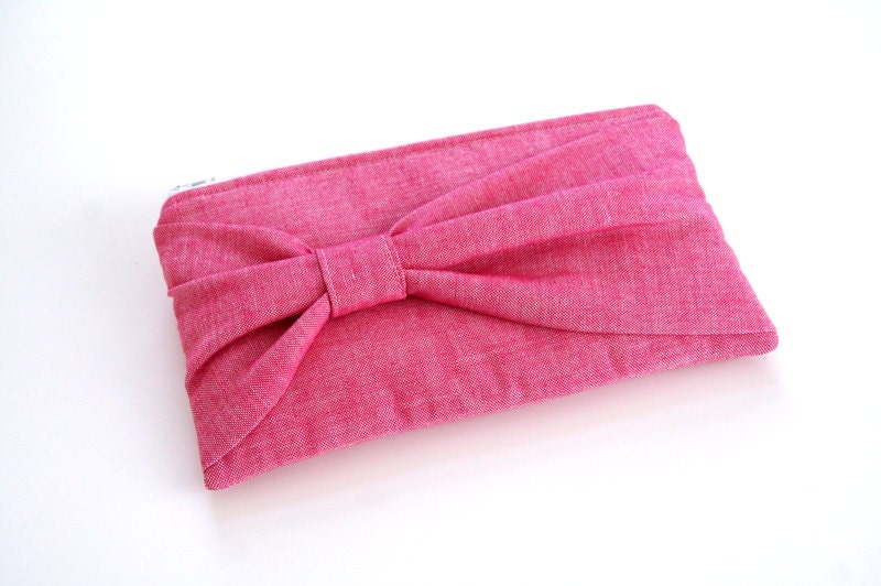 pink bow clutch / bridesmaids / spring summer fashion