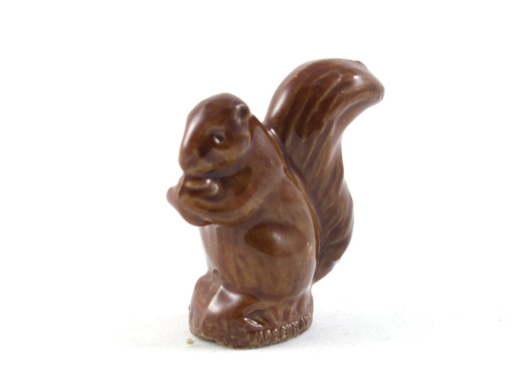 Wade Whimsies - squirrel british wildlife  - Miniature Figurine 00