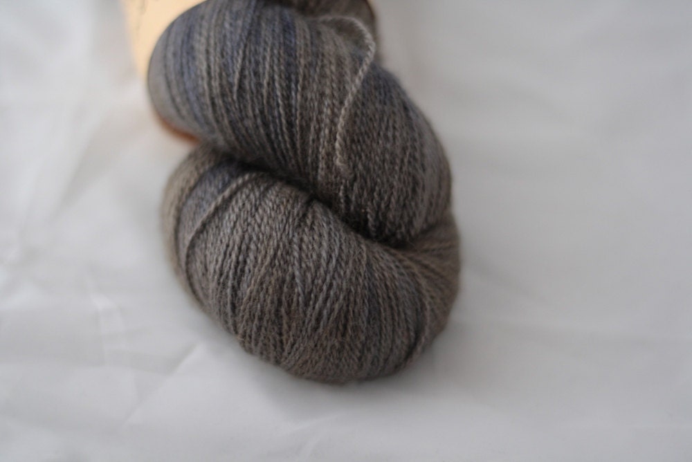 Handdyed Hopeasäie MesiLace, Hiili