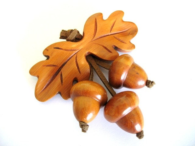 Vintage Large Wooden Acorn Oak Leaves Dangling Brooch