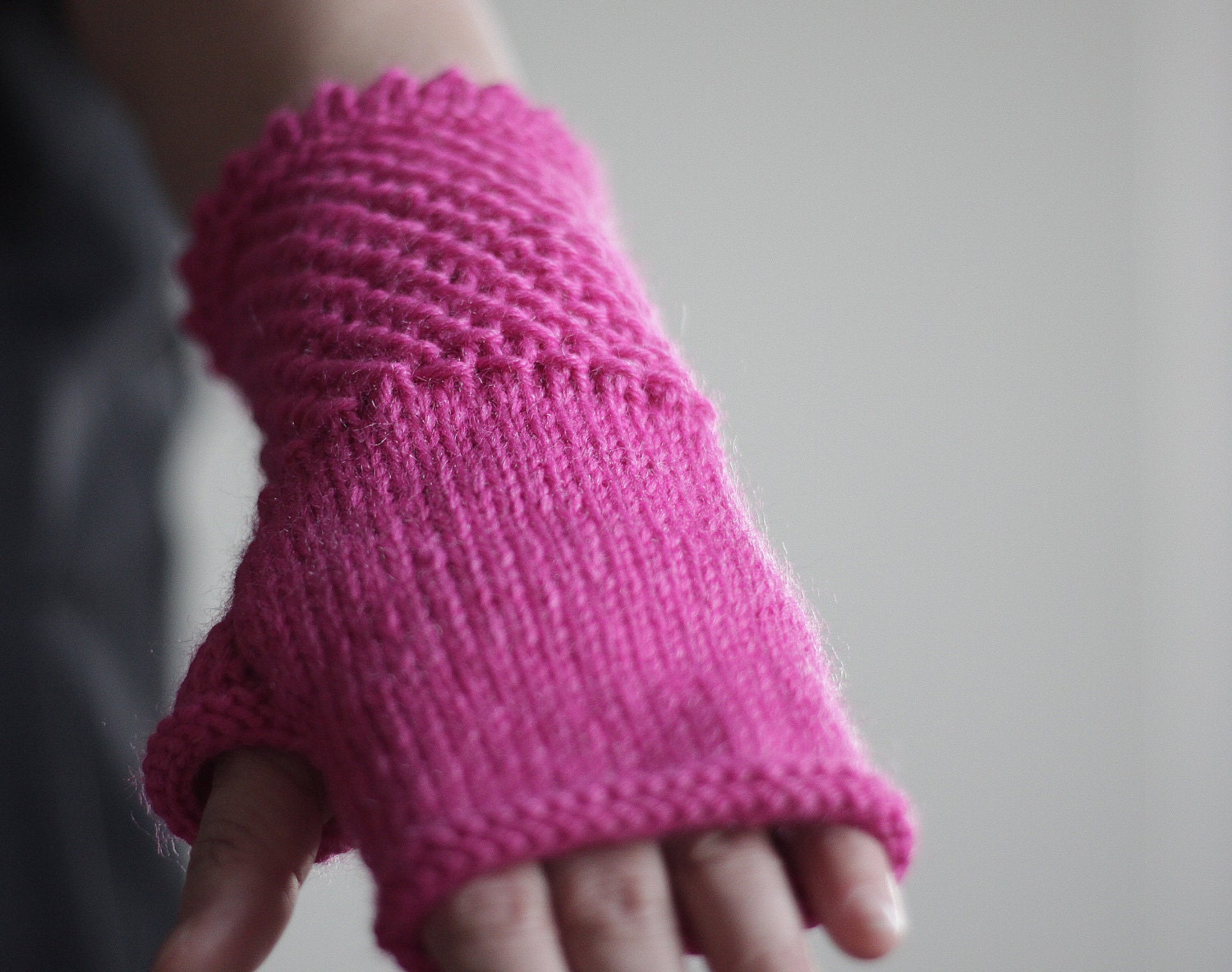 Fuschia knit Fingerless gloves for women