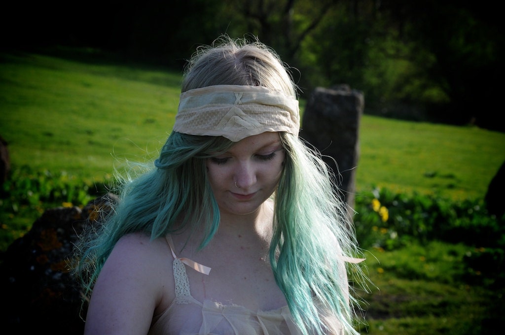 Flapper girl Vintage hairband 1920s or 1930s antique wedding head band Great Gatsby Bridal head wrap ivory maid's cap with beautiful details