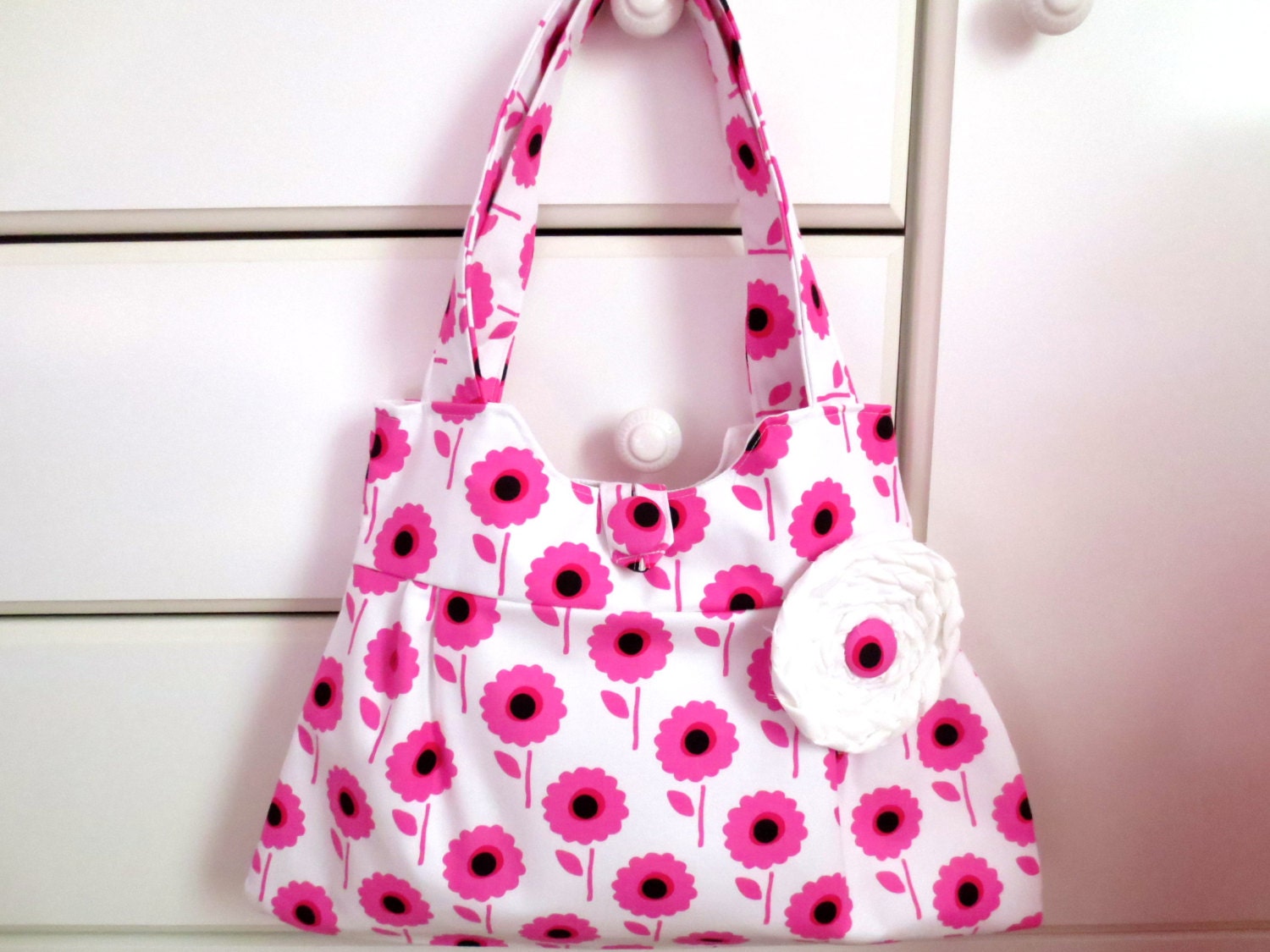 Hollywood Cerise, Pleated Lively Handbag