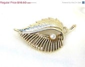 25%OFF Vintage Gold Plated Leaf Pin with Faux Pearl Designer Brooch