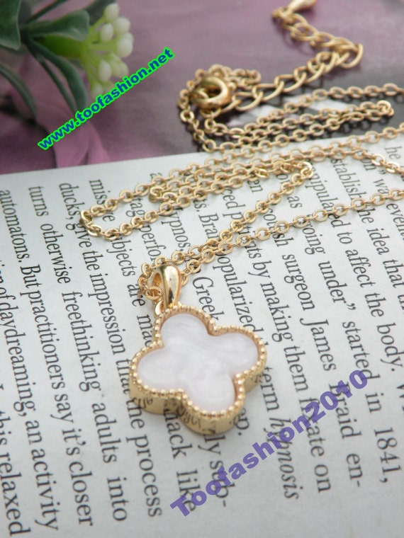 Pretty gold white clover necklace pendant jewelry vintage style