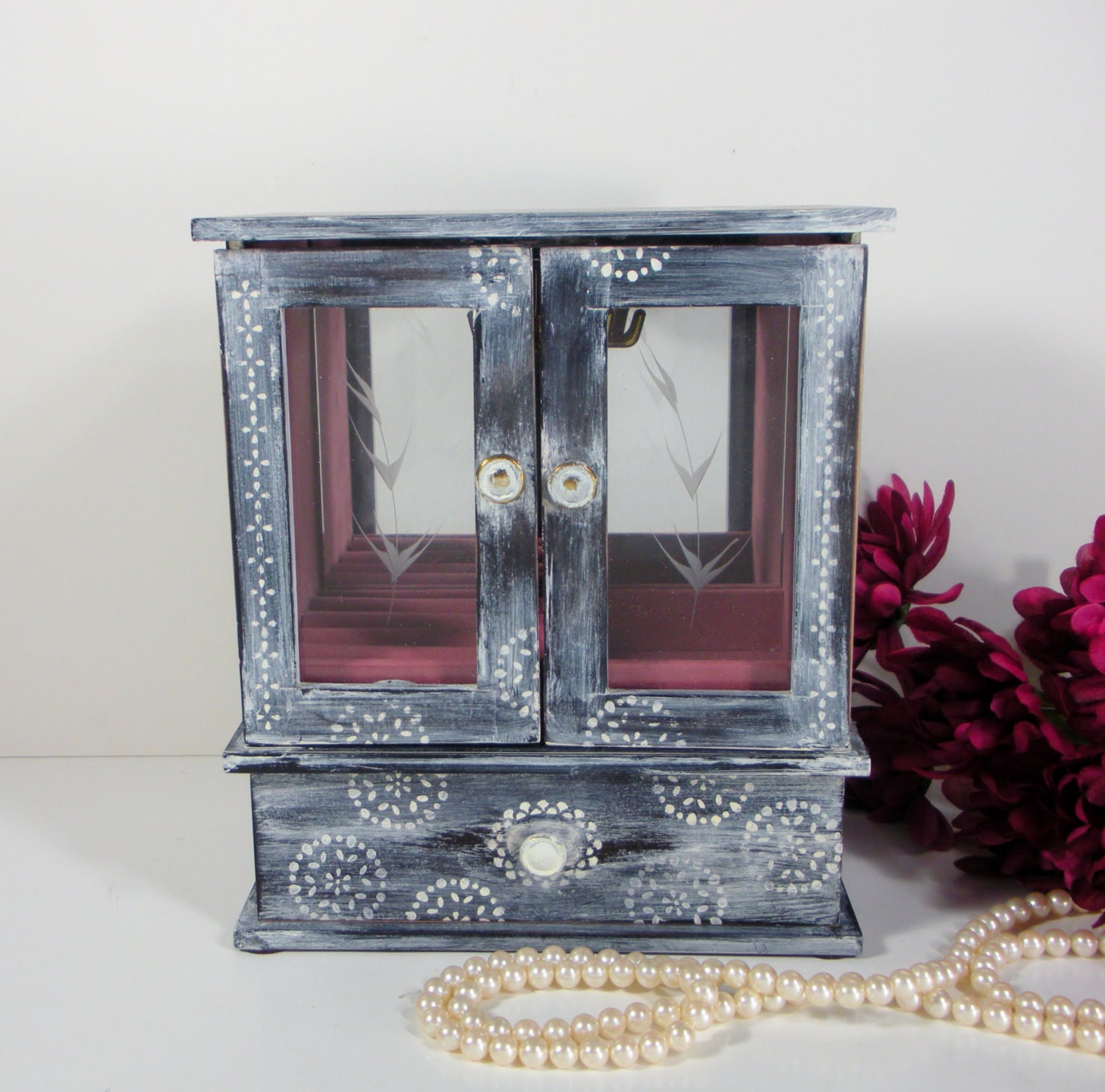 Jewelry box  / jewelry organizer / Vintage Distressed jewelry box / ivory white / wooden / upcycled / shabby chic