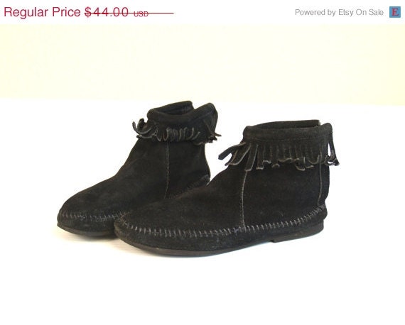 SALE vtg 70s FRINGE black suede leather MOCCASIN Boots ankle booties 5.5 shoes flats boho hippie