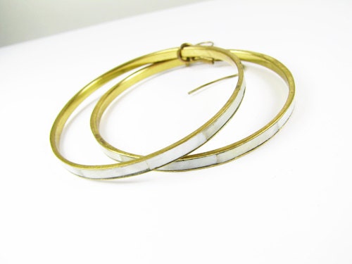 Vintage Mother of Pearl Hoop Earrings / MOP Earrings / White MOP Earrings - Boucles d'Oreilles.