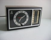 General Electric Faux Wood Clock Radio.  AM FM, GE.  Modern.  Mid century Groovy Electronics.