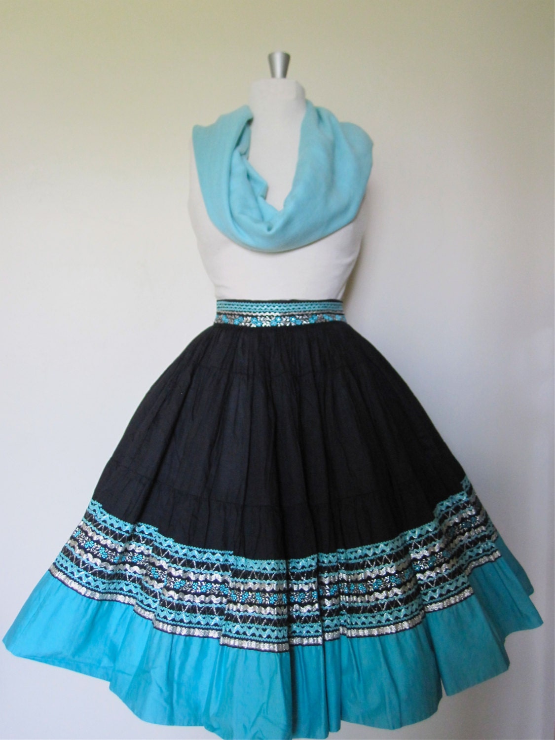 Vintage 1950's Patio Squaw Skirt. Black. Silver. Turquoise. Embroidery. Complet full Circle Skirt. Detailed waist and hem. Crisp Cotton. S.