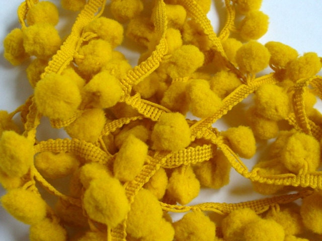 Pom Pom Fringe - 5 yards of Old Gold - 25 mm Size Balls