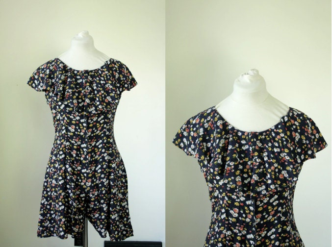 navy floral romper// size small