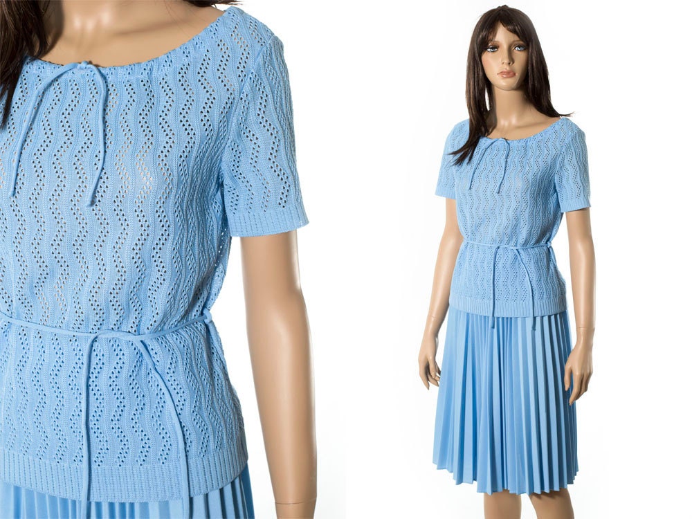 Vintage blue skirt set size XS to Small. Top with accordion skirt 50's style