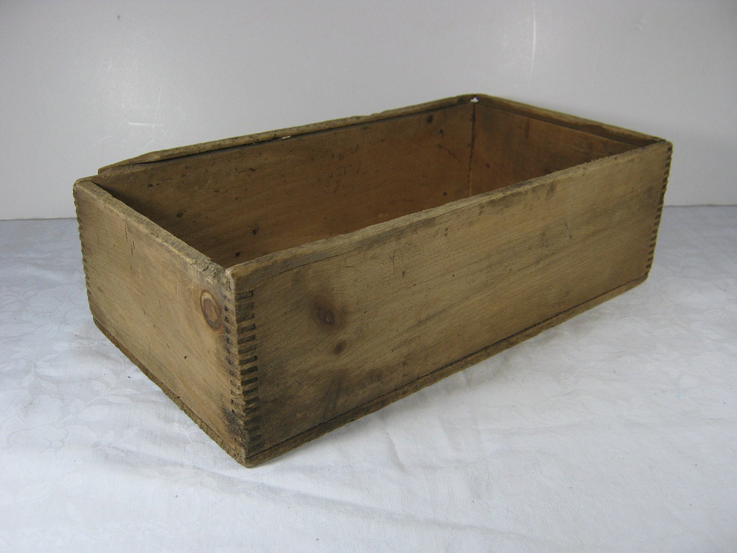 Vintage CURIOUS Wood Box PRIMITIVE Dovetail Corners RUSTIC Storage