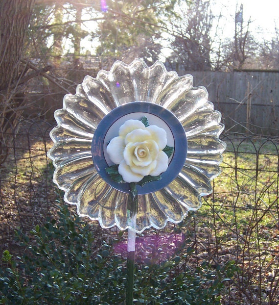 Daisy with Yellow Rose Glass Flower & Blue Lusterware
