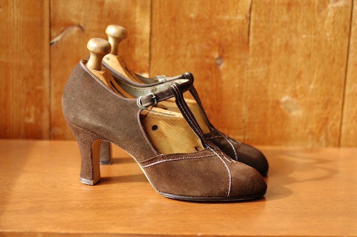 vintage 1930s antique shoes / 30s flapper shoes / 30s dark brown suede deco heels / size 5.5