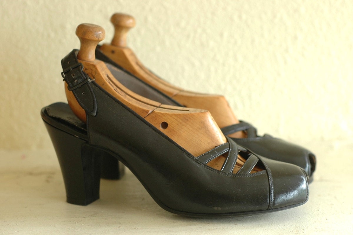 vintage 1940s shoes / 40s black patent leather peep toe heels / size 8.5