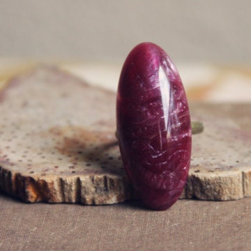 wine.  an oval marbled burgundy vintage cab ring.