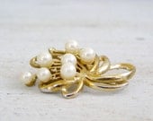Retro golden Brooch, Off white pearls, Mod jewelry, mid century Brooch, Joan mad men, women's jewelry, Gold tone, Gift For girlfriend