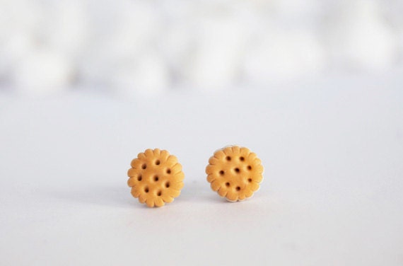 Super cute cream cookie earrings. Stainless teel