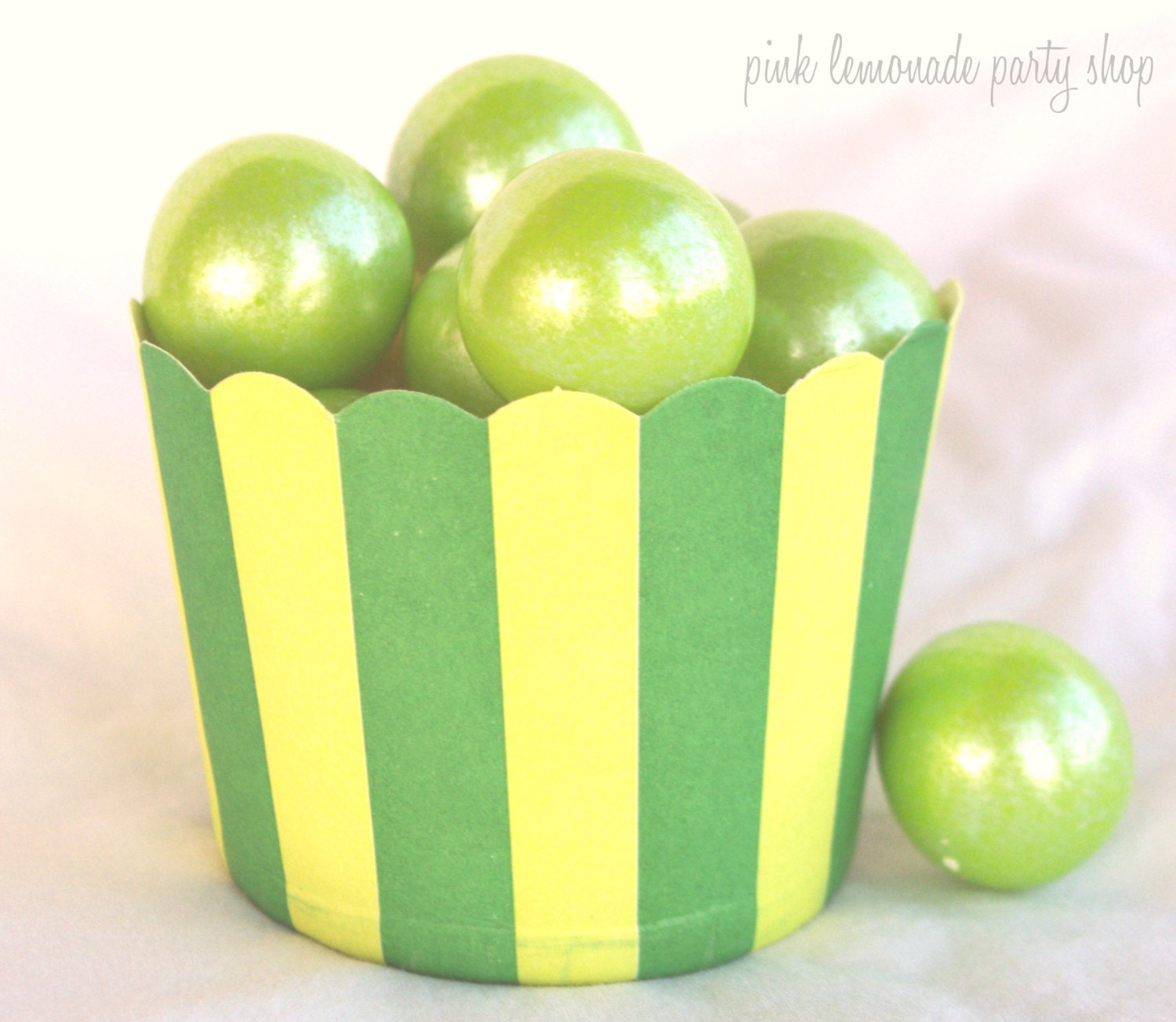 25GReeN STRipe-large-Candy/Baking Cups--25ct--Parties--cupcakes-gumballs-snacks