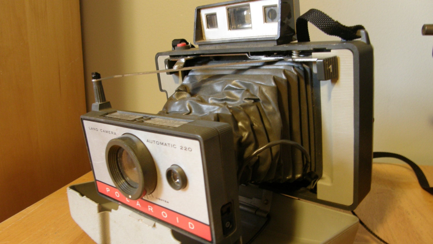 POLAROID 220 CAMERA///Picture Taker///1960s Classic Photography