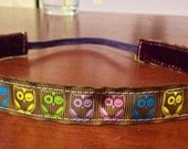 NOODLE HUGGER Non slip ribbon headband - colorful owls on brown - 5/8 inch (running, working out, everyday: women and girls)