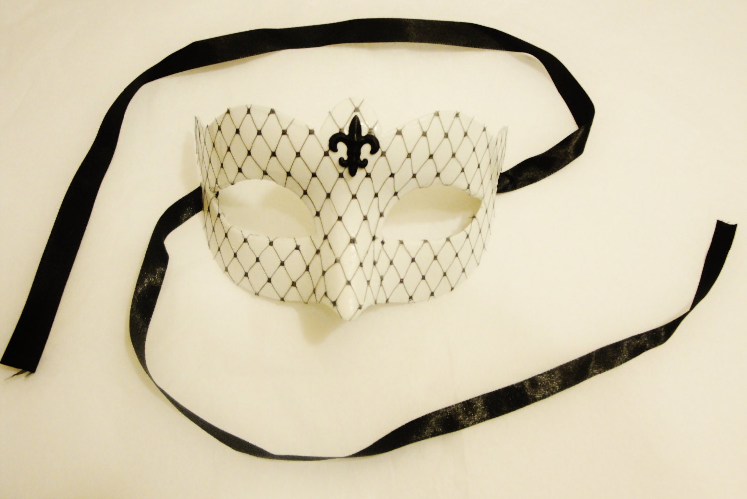 Stark: White and Black Fleur-de-Lis Masquerade Mask