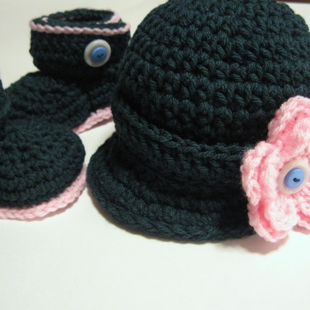 Baby girl newsboy hat and booties set.  Forest Green and Pink.  Crochet.  Ready to ship.  0 to 3 months.  Adjustable strap. Photo prop.