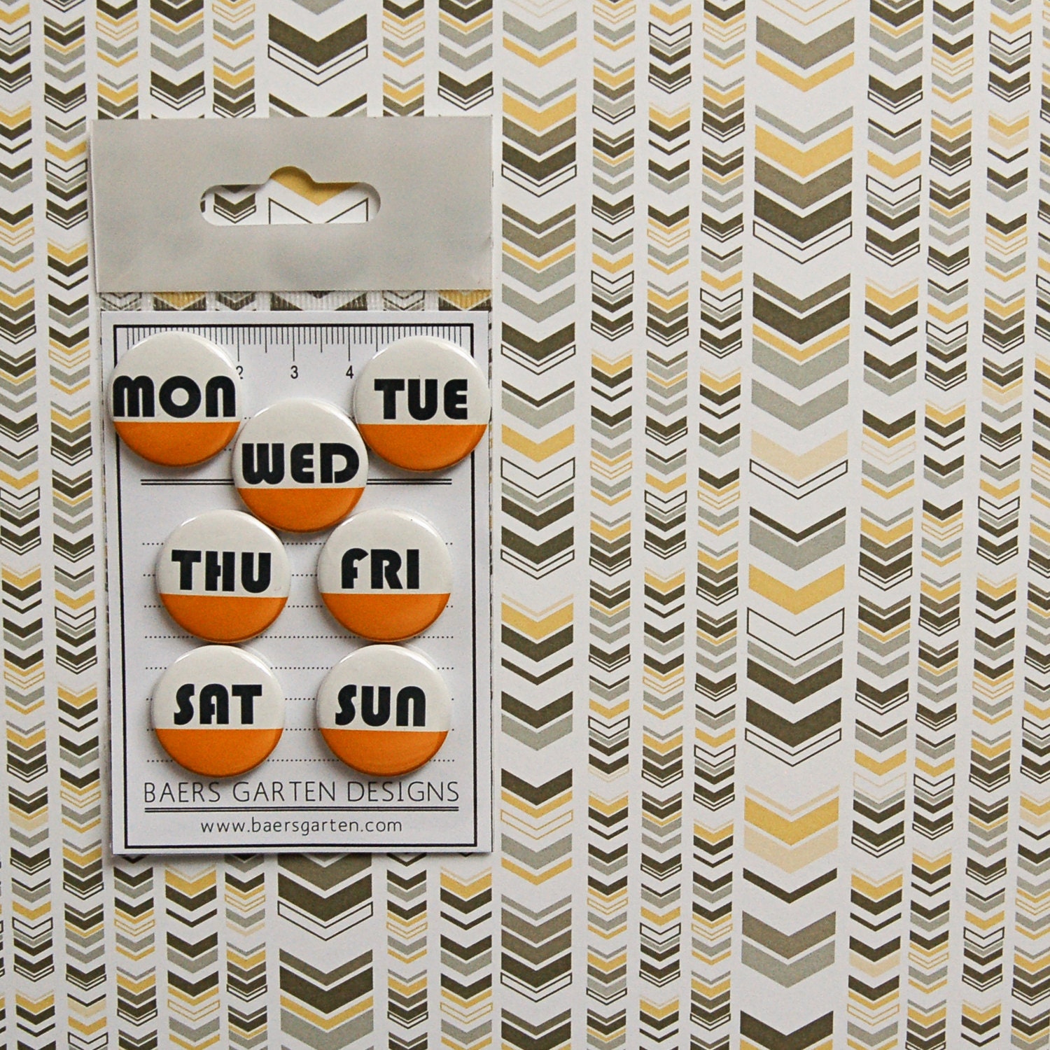 Badges / Adhesive Buttons Days of the Week Set 5 - Modern - Yellow - Gray - White