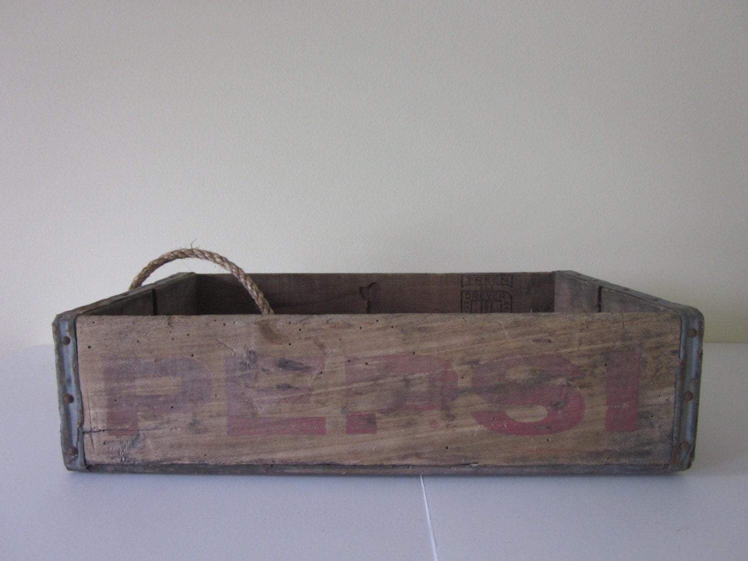 vintage wooden pepsi crate / rope knot
