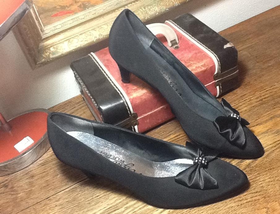 Vintage Black Pumps // Satin Bows // Rhinestones // Size 9