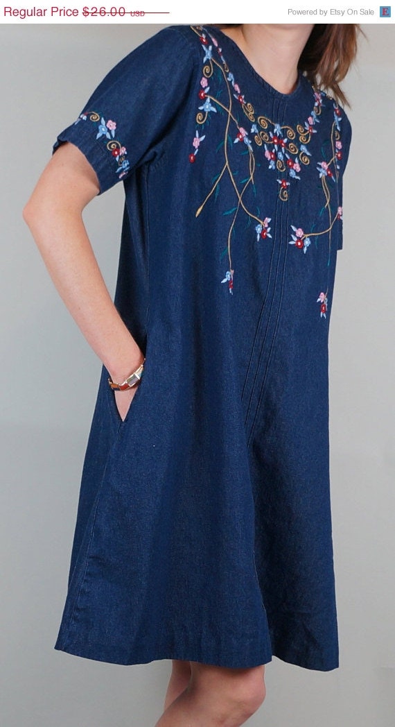SPRING SALE 90s Embroidered Denim Dress// Denim Swing Dress// Embroidered Short Sleeve Jean Dress
