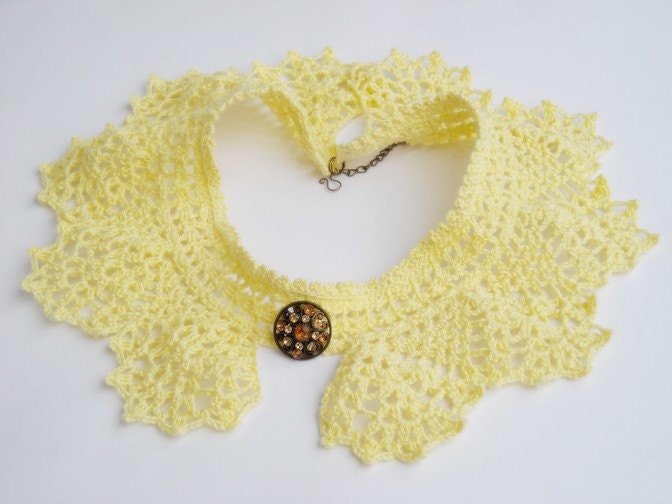 Crochet collar, pale yellow, cotton, handmade, crocheted necklace, unique, finished product, Peter Pan