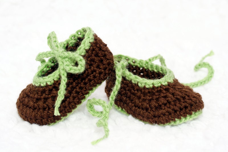 Tie Crochet Baby Booties // Green and Brown // 0 to 3 Months