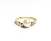 14k Yellow Gold Diamond and Pearl Ring Size 6