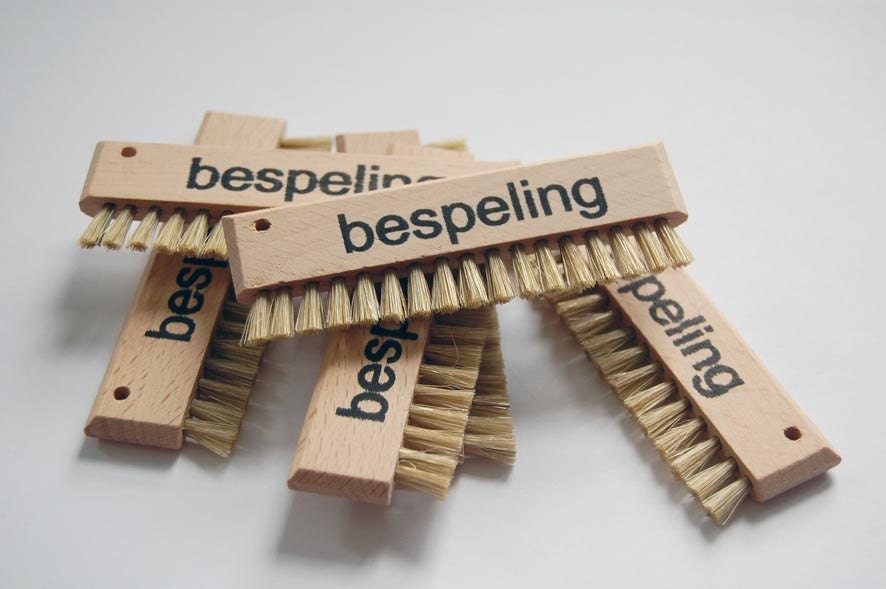 Free Bespeling brush with your purchase of a Wrijving shirt