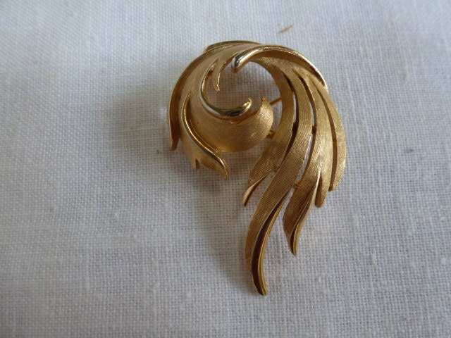 Vintage Gold Tone Crown Trifari Swirl Brooch Pin