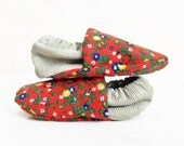 Baby girl booties, 6 to 12 months, red floral vintage fabric, vintage kids UK, new baby present, girl baby shower, retro baby shoes