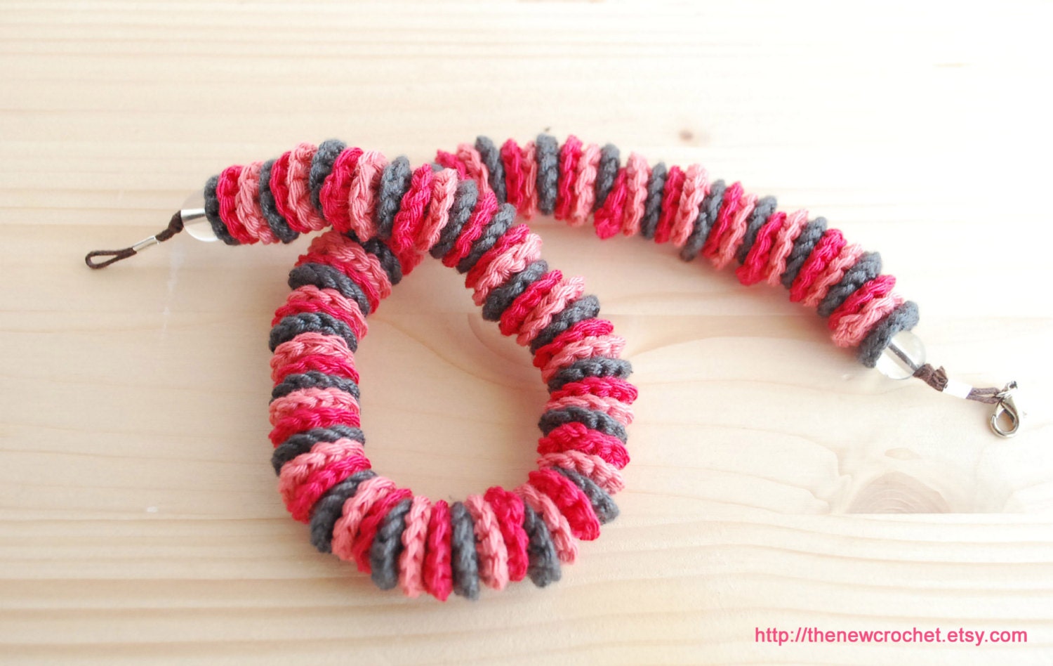 Short Necklace with Pink and Red colours Casual for Women and Teens Fashion accesory