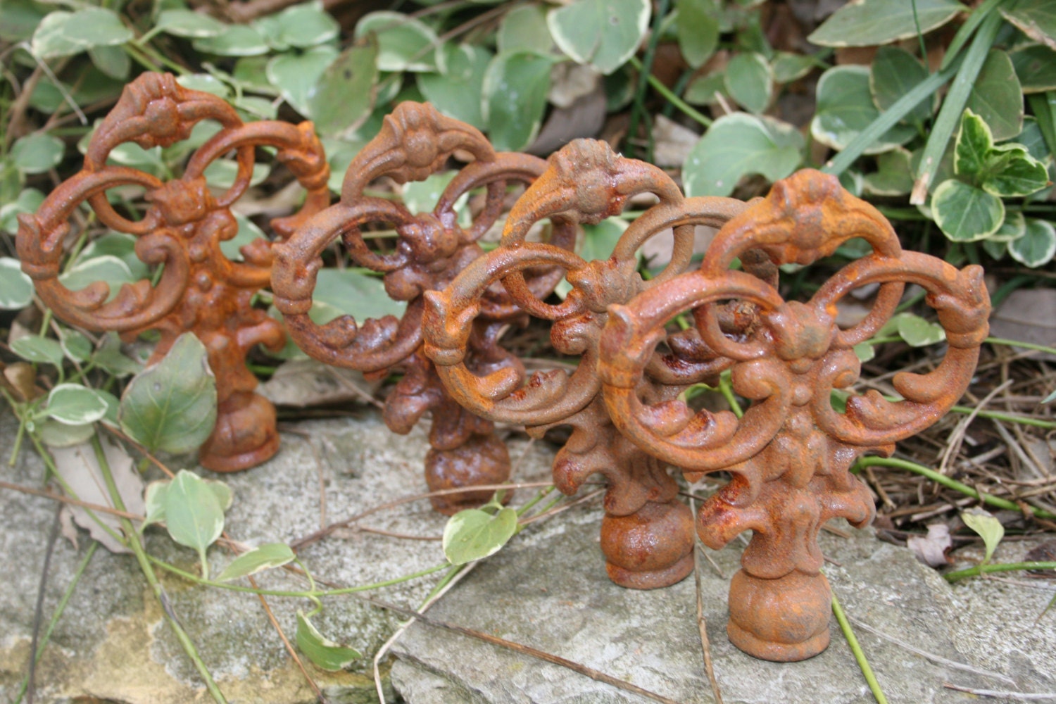 4 Vintage Rusted iron gate fence toppers / finials / metal spike crowns / garden / outdoor / home decor / housewares