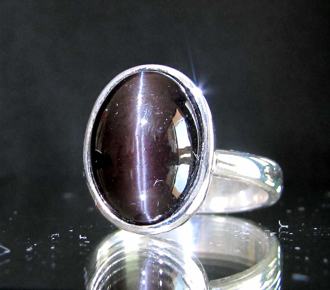 sterling silver gemstone ring with an oval shaped scapolite cat's eye marked 925 size 7 (GR91)