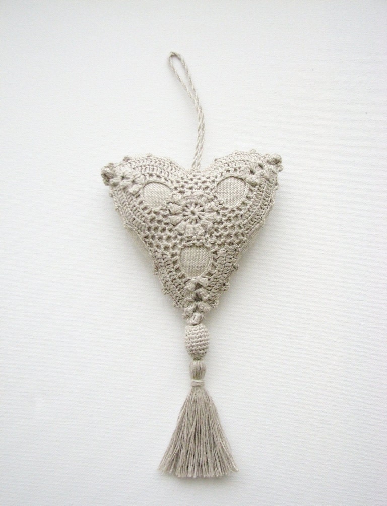 Linen lavender sachet/ hanging decoration heart in handmade crochet- wedding favor-rustic