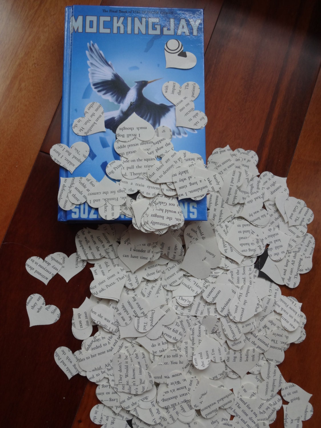 1000 Paper Heart Confetti made with recycled/repurposed Mockingjay book from The Hunger Games trilogy by Suzanne Collins. Great for parties.