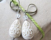 White and Gold Ornate Dangle Earrings - Wedding Bride - Vintage Inspired