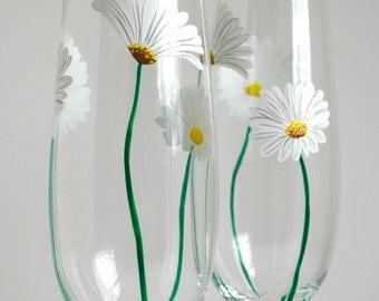White Daisy Champagne Flutes -- Set of 2 Toasting Flutes -- Summer Wedding Flutes