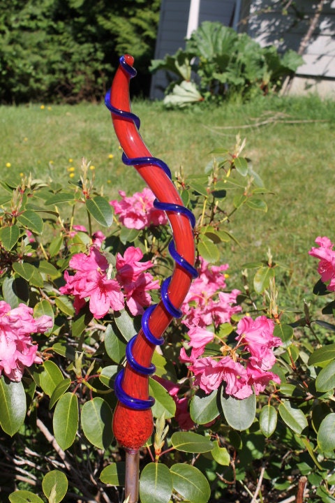 Cherry Red Silly Wolly Worm With Cobalt Blue Body Wrap Glass Garden Art Sculpture Outdoor Yard Decoration