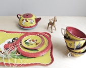 tiny tea set / ohio art tin toy