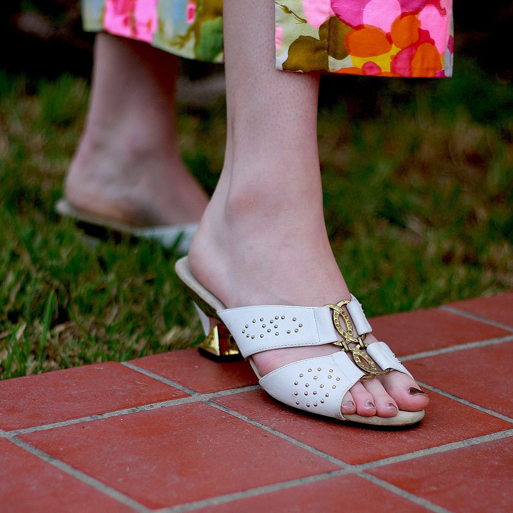 Vintage 60s White Leather Sandals With Gold Studs And Hardware With Gold Architectural Kitten Heel - By City Snappers - Size 7.5